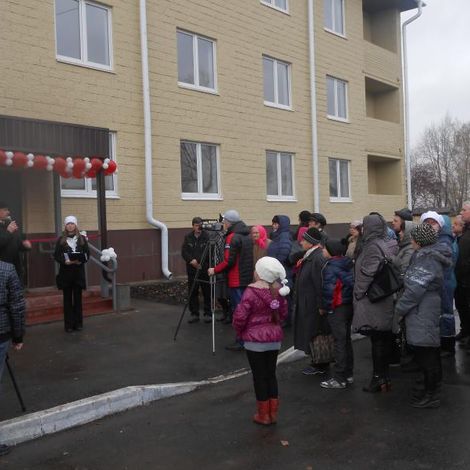 Глава округа Е.Каюмов торжественно вручил ключи от новых квартир