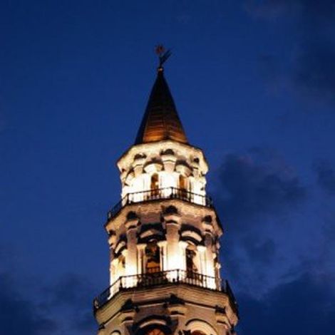 Невьянская наклонная башня ночью