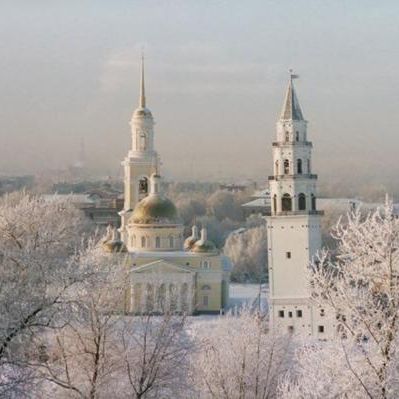 Спасо-Преображенский собор и наклонная башня зимой